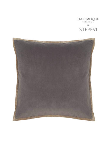 Cojín de terciopelo gris con ribete en color camel. Lujoso cojín cuadrado, perfecto para añadir un toque de elegancia a tu hogar
