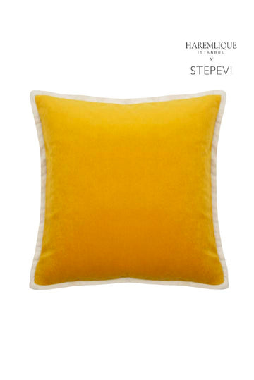 Lujoso cojín de terciopelo amarillo con ribete en color crema; muestra el motivo y la textura. Con la marca HAREMLIQUE ISTANBUL X STEPEVI