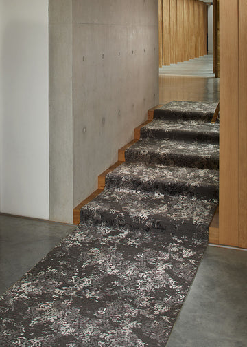 Alfombra en tonos gris y gris guijarro en una escalera moderna. Elegante moqueta para el hogar. thumbnail_7