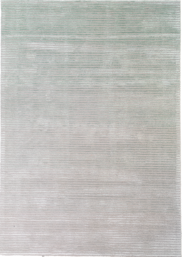 Primer plano de la alfombra «Beam» en gris guijarro y verde eucalipto, que muestra una sutil textura rayada y variaciones de color. thumbnail_1